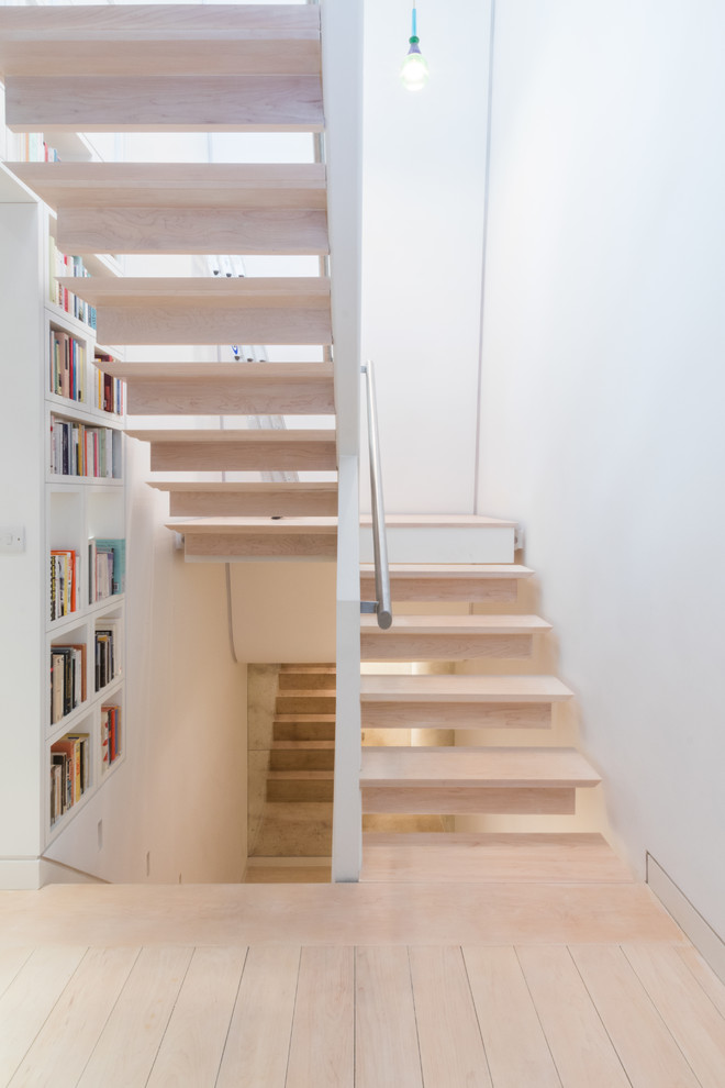 Diseño de escalera en L actual con escalones de madera y barandilla de metal