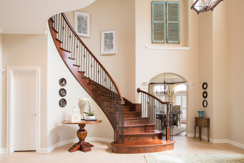 Cette image montre un escalier courbe traditionnel avec des marches en bois et des contremarches en bois.