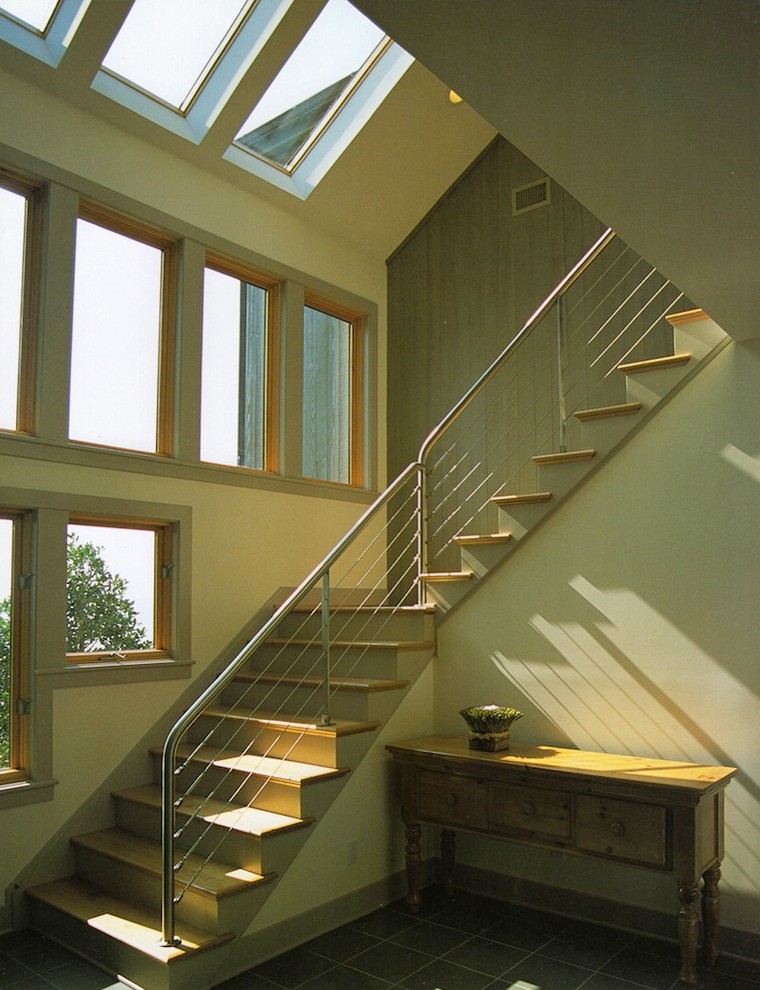 Пример оригинального дизайна: большая угловая деревянная лестница в современном стиле с деревянными ступенями