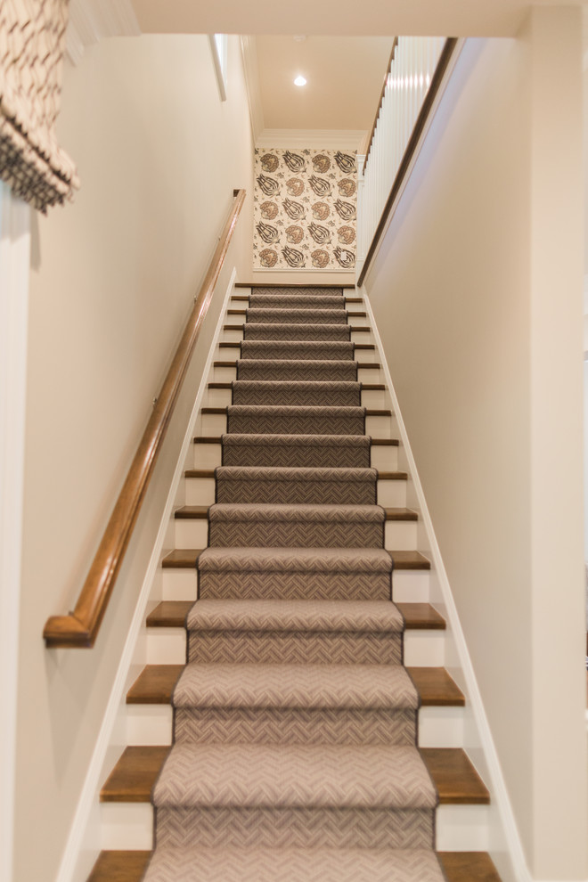 Cette photo montre un escalier peint droit chic de taille moyenne avec des marches en bois.