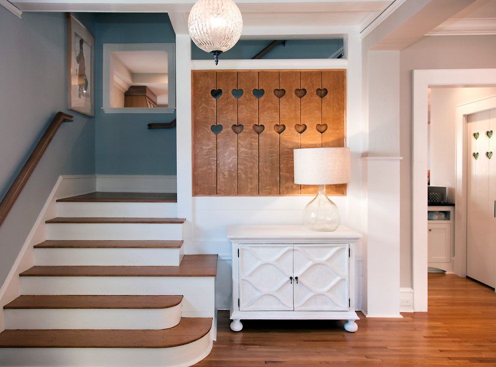 Foto de escalera en L de estilo americano de tamaño medio con escalones de madera y contrahuellas de madera pintada