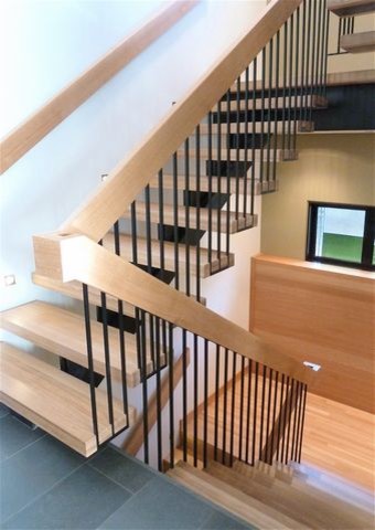 Идея дизайна: лестница на больцах, среднего размера в современном стиле с деревянными ступенями без подступенок