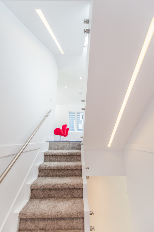 Idées déco pour un escalier flottant moderne de taille moyenne avec des marches en moquette et des contremarches en moquette.