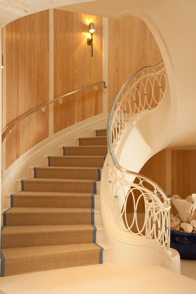 Стильный дизайн: изогнутая лестница в морском стиле - последний тренд