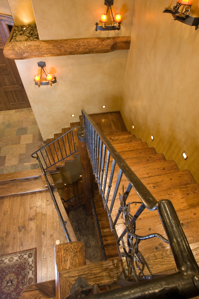 Пример оригинального дизайна: большая угловая деревянная лестница в стиле рустика с деревянными ступенями