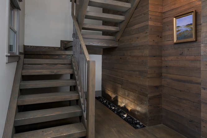 Foto de escalera en U de estilo americano de tamaño medio sin contrahuella con escalones de madera y barandilla de madera