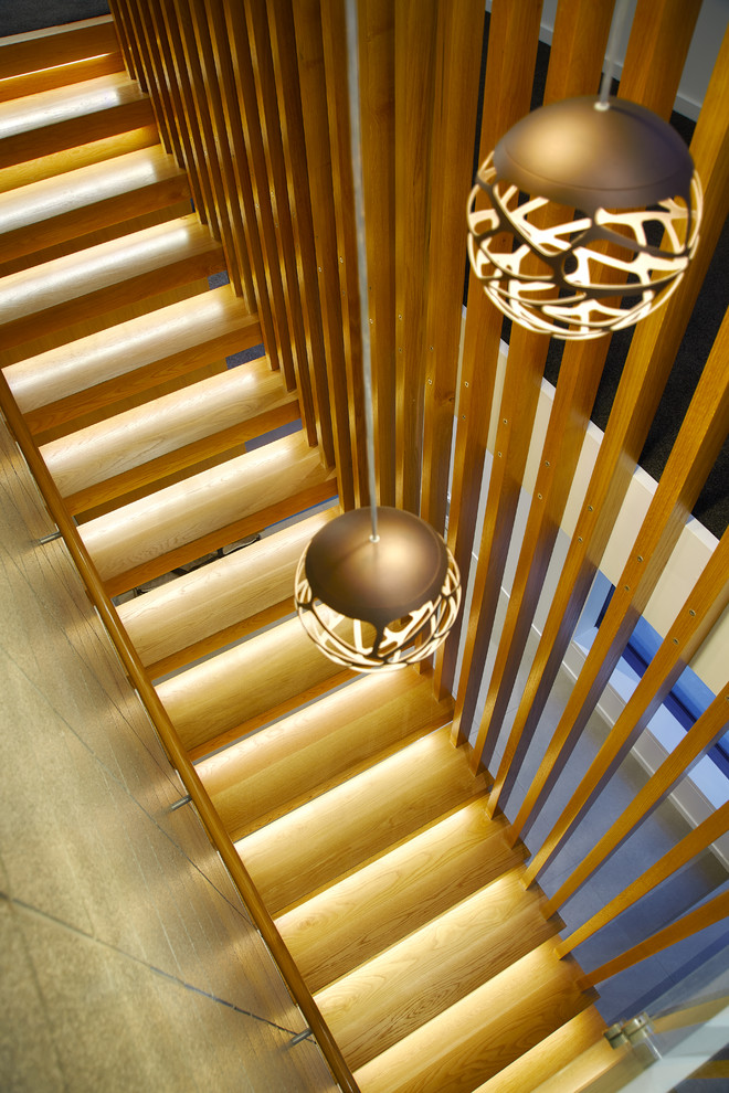 Inspiration pour un escalier sans contremarche flottant design de taille moyenne avec des marches en bois et un garde-corps en bois.