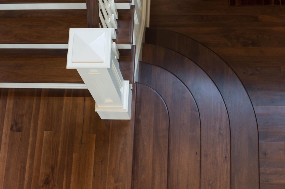 Foto de escalera en L clásica de tamaño medio con escalones de madera y contrahuellas de madera pintada