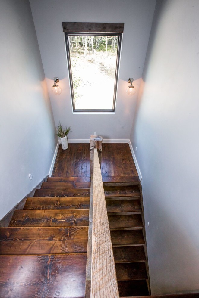 Modelo de escalera curva de estilo de casa de campo de tamaño medio con escalones de madera, contrahuellas de madera y barandilla de madera