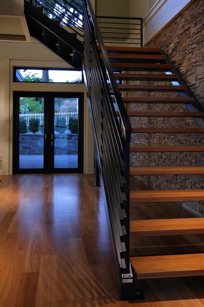 Ejemplo de escalera en L actual de tamaño medio sin contrahuella con escalones de madera
