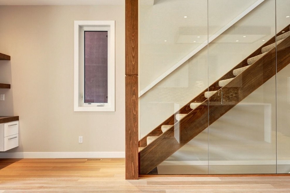 Пример оригинального дизайна: лестница на больцах, среднего размера в стиле модернизм с ступенями с ковровым покрытием без подступенок