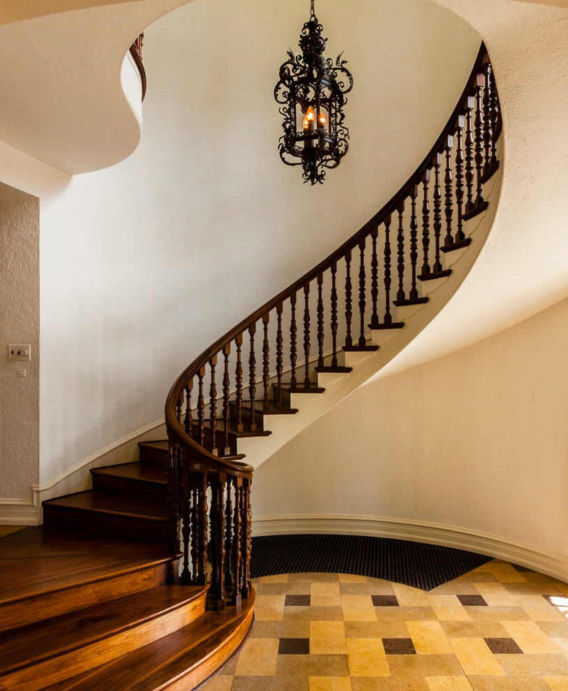 Idéer för att renovera en mycket stor retro svängd trappa