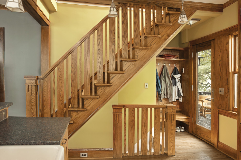 Foto de escalera recta de estilo americano con escalones de madera y contrahuellas de madera