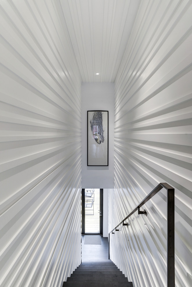 Inspiration pour un escalier droit minimaliste de taille moyenne avec des marches en bois peint, des contremarches en bois et un garde-corps en métal.