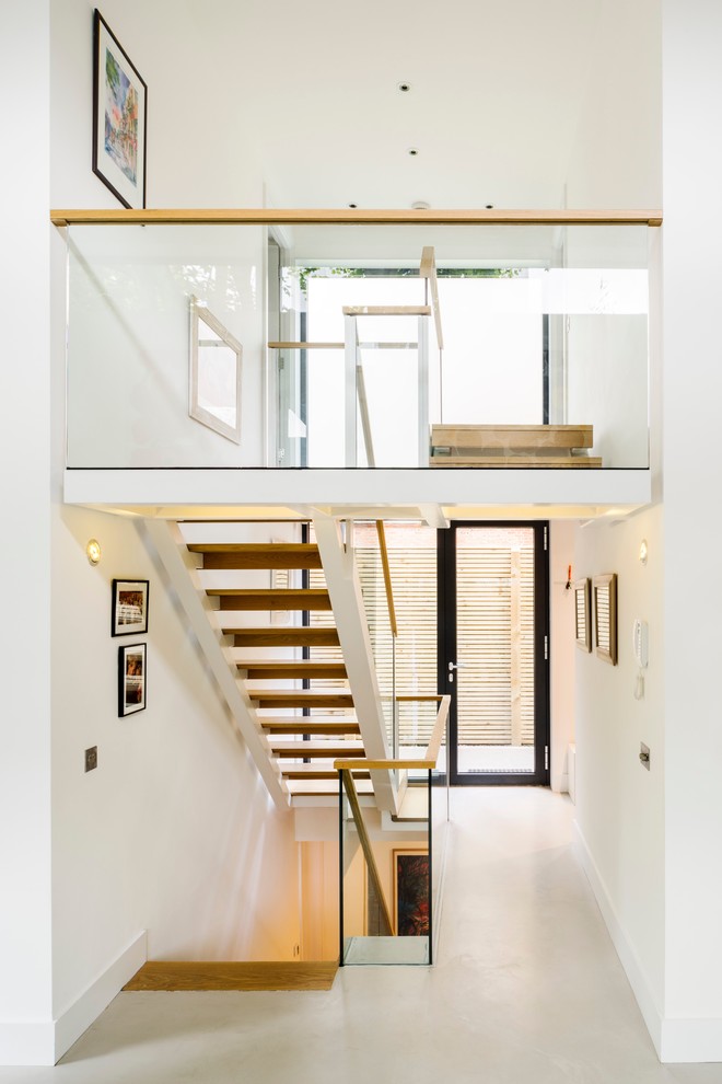 Стильный дизайн: прямая лестница в современном стиле с деревянными ступенями - последний тренд