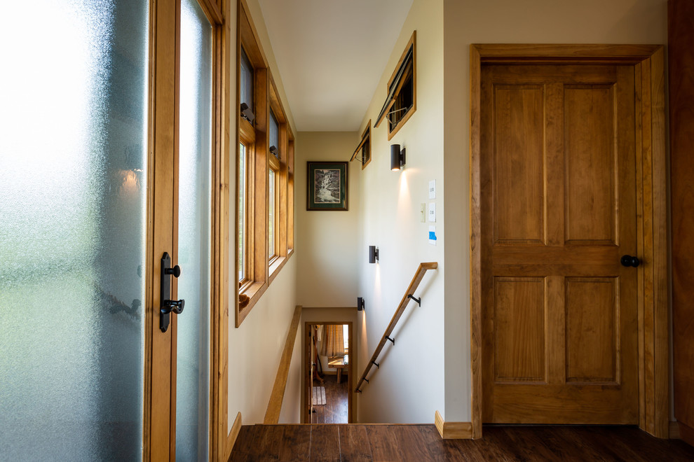 Свежая идея для дизайна: прямая деревянная лестница среднего размера в стиле ретро с деревянными ступенями и деревянными перилами - отличное фото интерьера