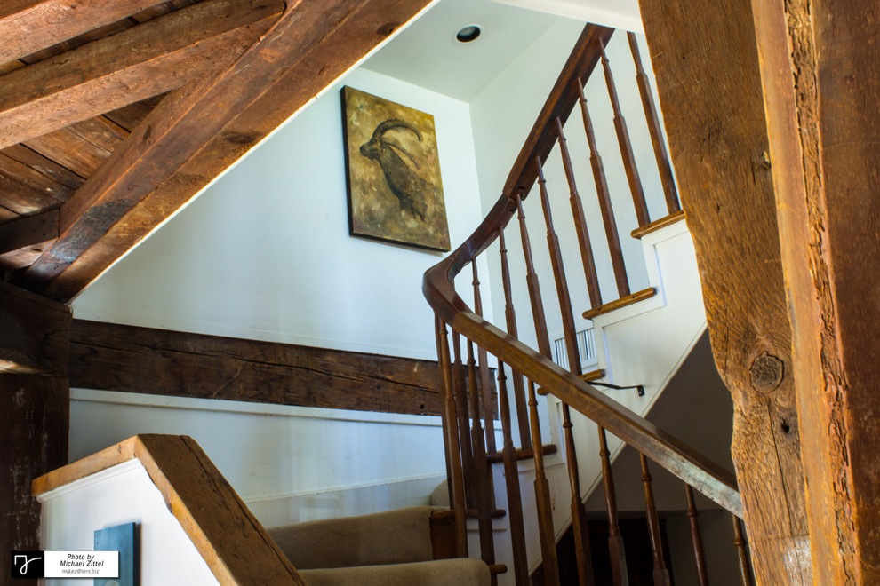 Réalisation d'un escalier courbe chalet de taille moyenne avec des marches en bois et des contremarches en bois.