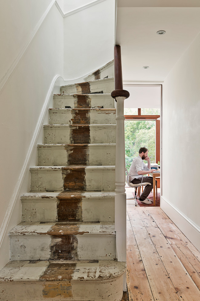 ケンブリッジシャーにある低価格の小さなミッドセンチュリースタイルのおしゃれなかね折れ階段 (木の蹴込み板) の写真