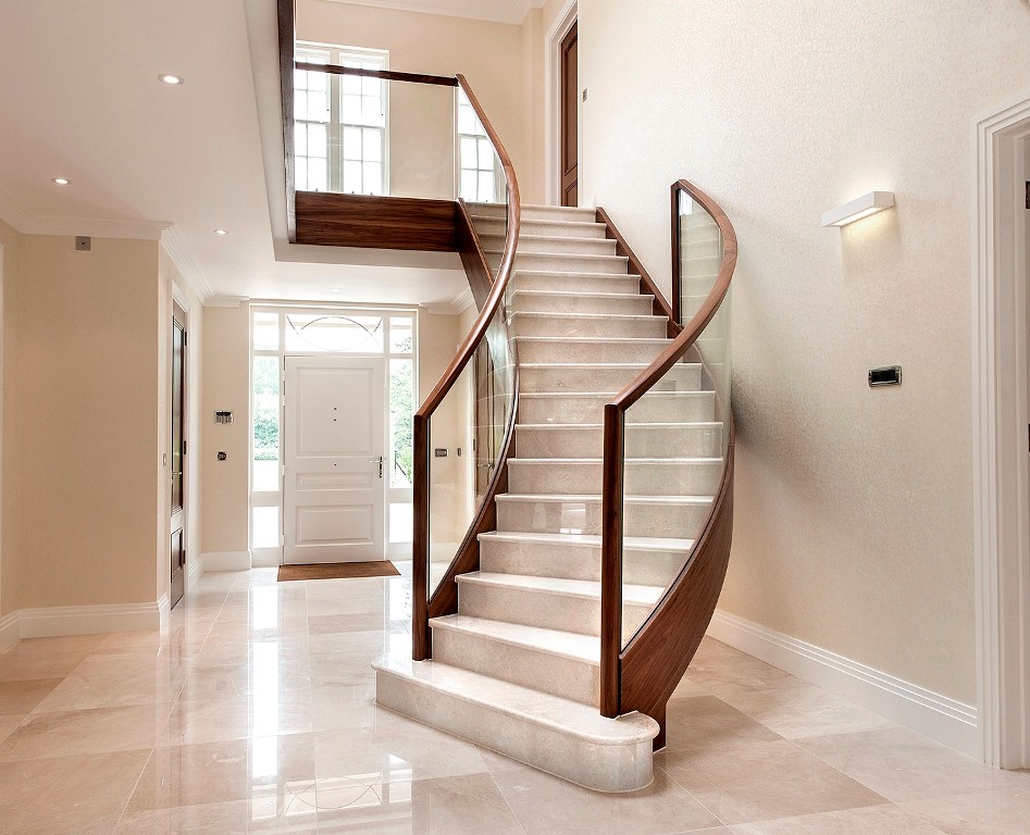 Exemple d'un escalier courbe chic.