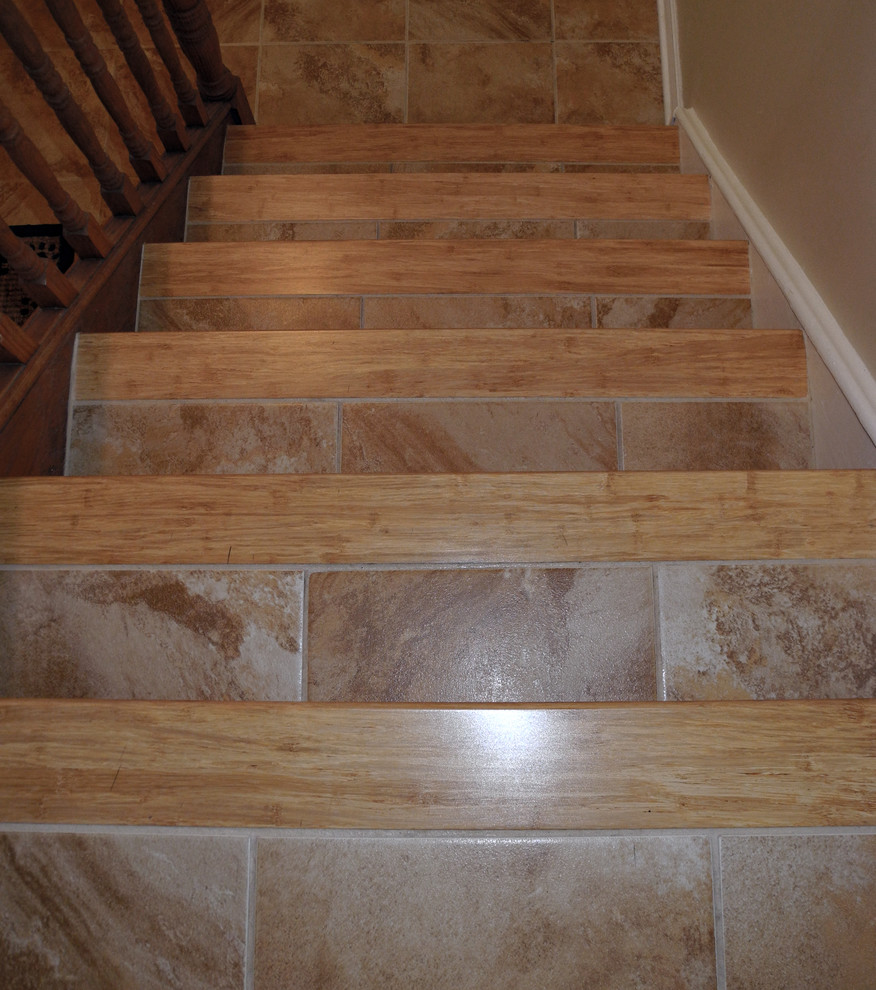 Cette photo montre un escalier carrelé droit tendance de taille moyenne avec des contremarches carrelées.
