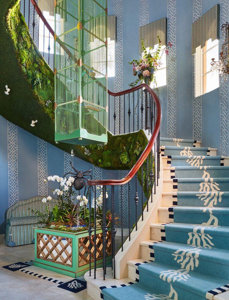 Пример оригинального дизайна: изогнутая лестница в стиле фьюжн с перилами из смешанных материалов