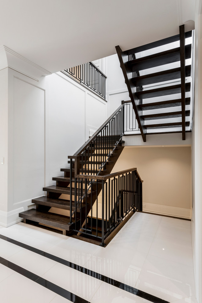 Свежая идея для дизайна: большая п-образная лестница в стиле неоклассика (современная классика) с крашенными деревянными ступенями и металлическими перилами без подступенок - отличное фото интерьера