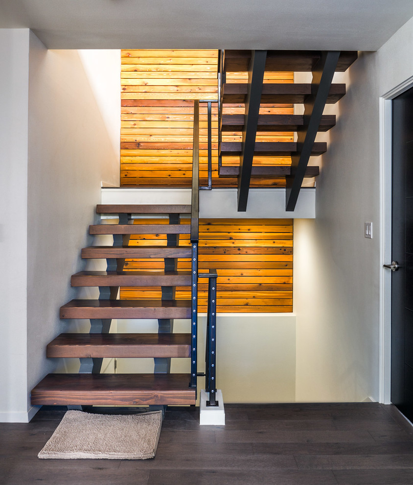 Aménagement d'un escalier sans contremarche contemporain en U avec des marches en bois.