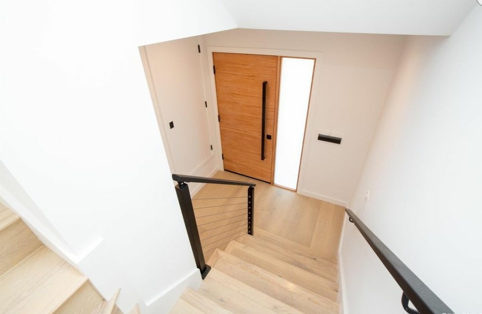 Modelo de escalera en L minimalista de tamaño medio con escalones de madera, contrahuellas de madera y barandilla de cable