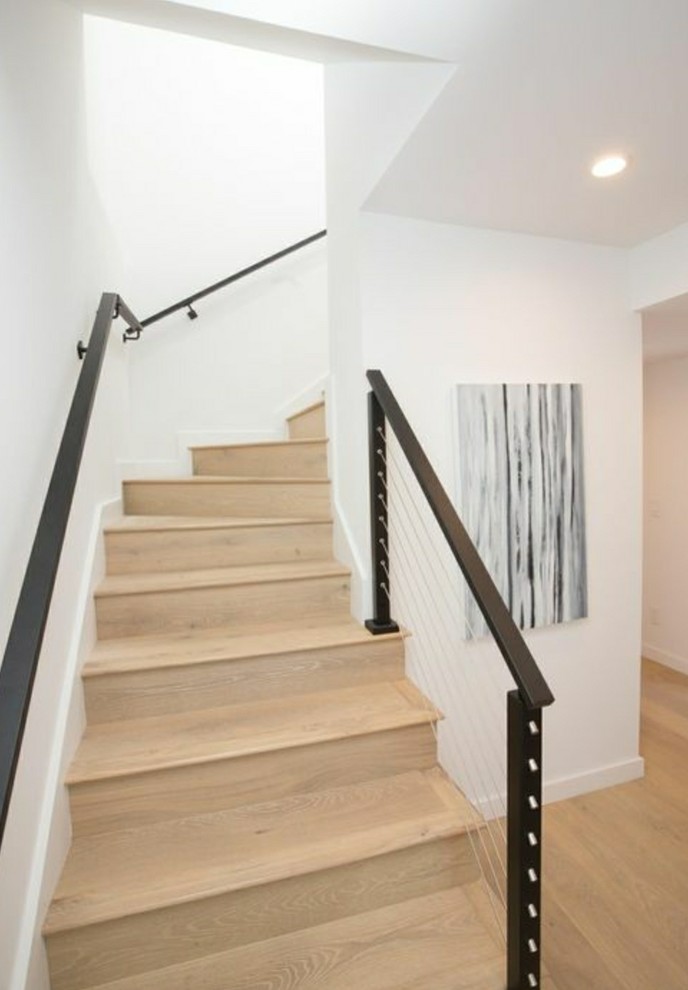 Aménagement d'un escalier moderne en L de taille moyenne avec des marches en bois, des contremarches en bois et un garde-corps en câble.