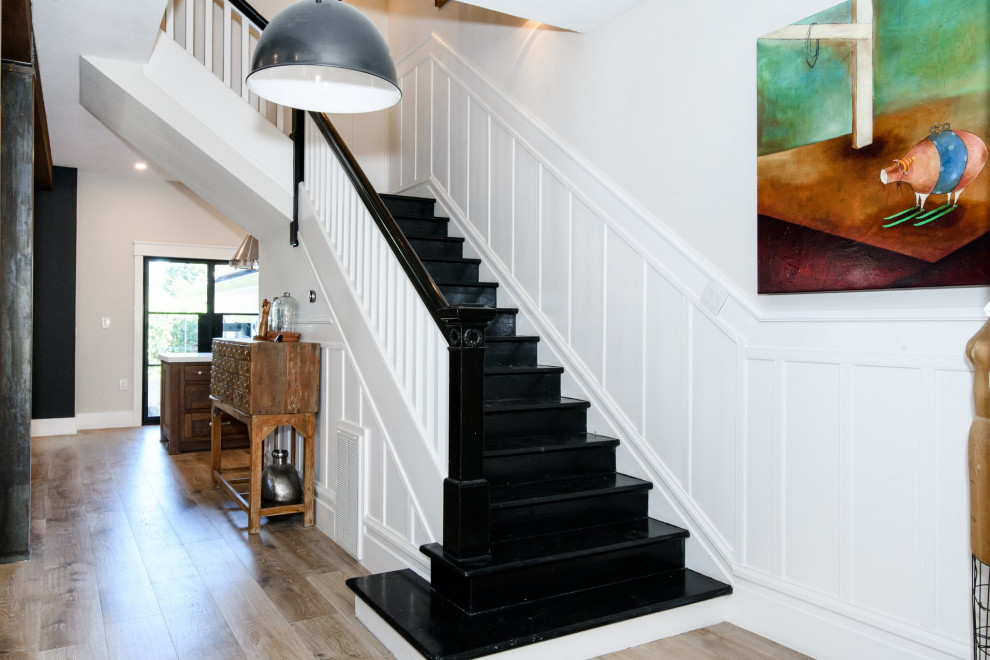 Mittelgroßes Landhaus Treppengeländer Holz in L-Form mit gebeizten Holz-Treppenstufen und Holz-Setzstufen in San Francisco