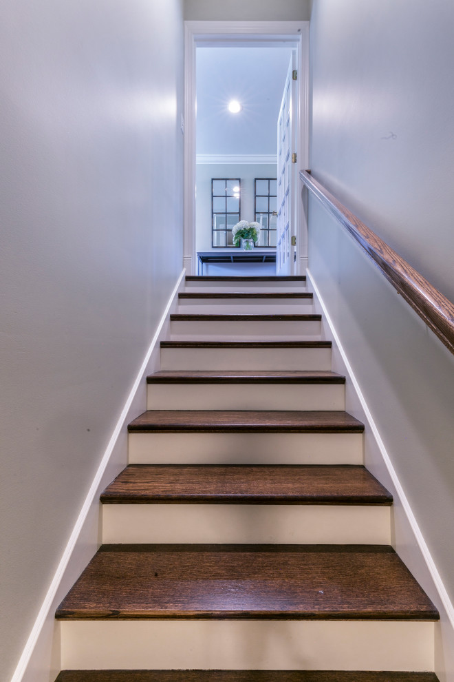Стильный дизайн: прямая лестница среднего размера в стиле неоклассика (современная классика) с деревянными ступенями, крашенными деревянными подступенками и деревянными перилами - последний тренд