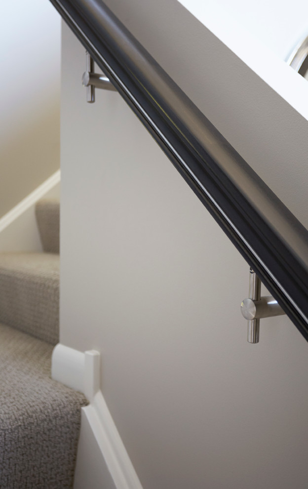 Foto de escalera en L clásica renovada pequeña con escalones enmoquetados, contrahuellas enmoquetadas y barandilla de varios materiales