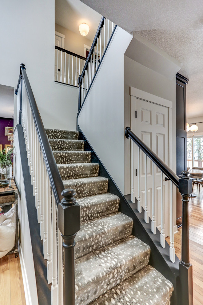 Идея дизайна: угловая лестница среднего размера в стиле неоклассика (современная классика) с ступенями с ковровым покрытием, ковровыми подступенками и деревянными перилами