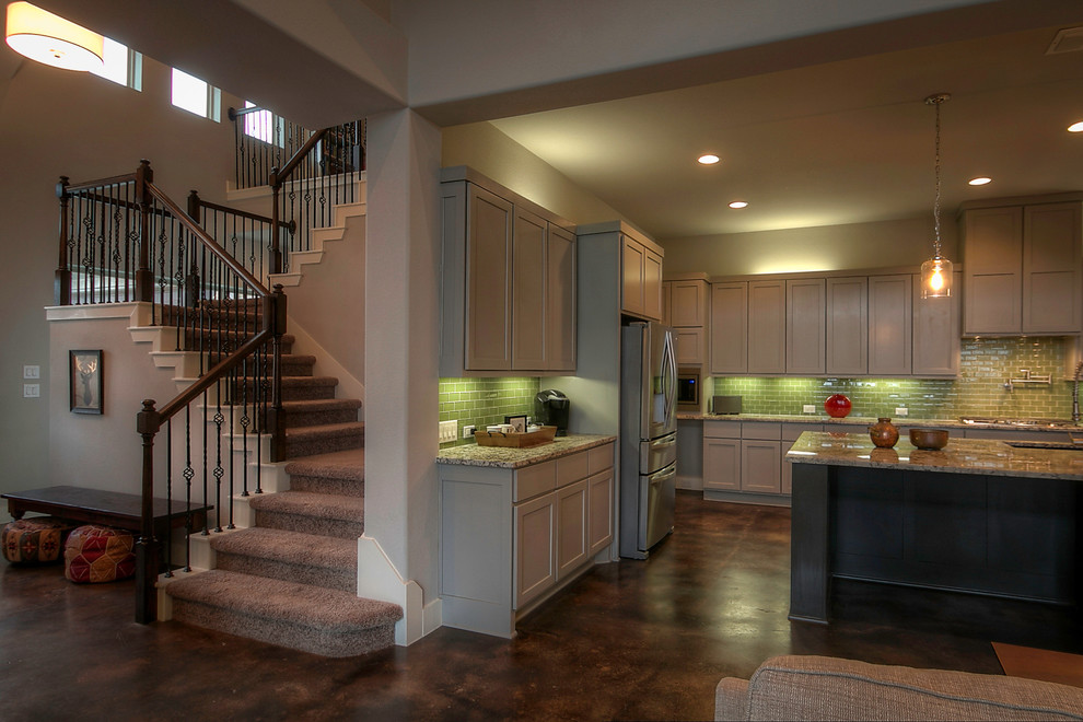 Klassische Treppe in L-Form mit Teppich-Treppenstufen, Teppich-Setzstufen und Stahlgeländer in Austin