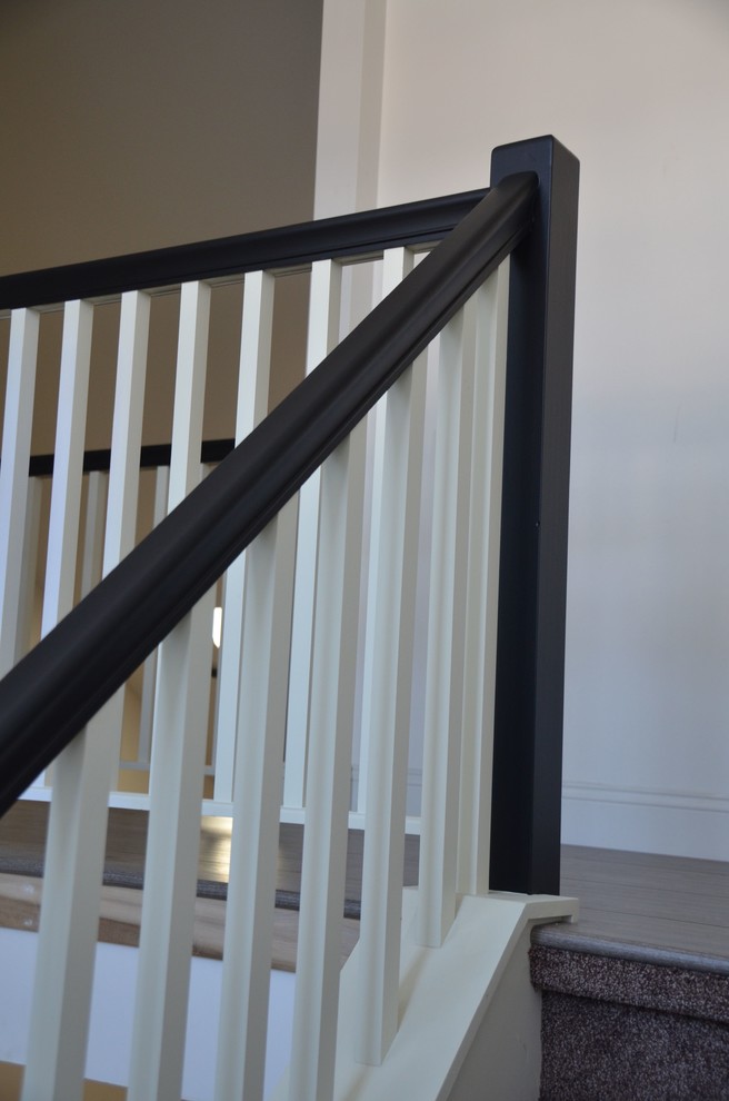На фото: п-образная лестница среднего размера в современном стиле с ступенями с ковровым покрытием и ковровыми подступенками