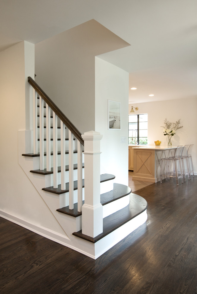Diseño de escalera recta clásica renovada de tamaño medio con escalones de madera, contrahuellas de madera pintada y barandilla de madera