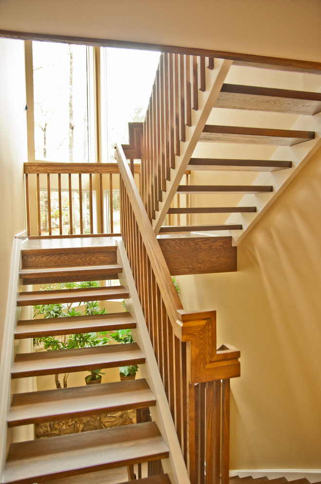 Imagen de escalera en U clásica grande sin contrahuella con escalones de madera