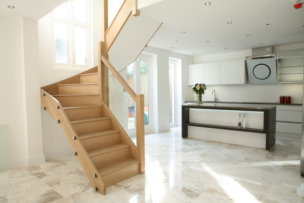 Diseño de escalera en L contemporánea con escalones de madera y contrahuellas de madera