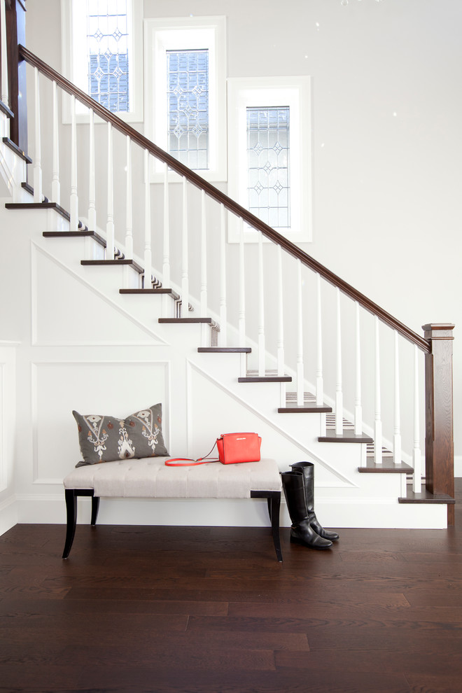 Imagen de escalera clásica renovada con escalones de madera