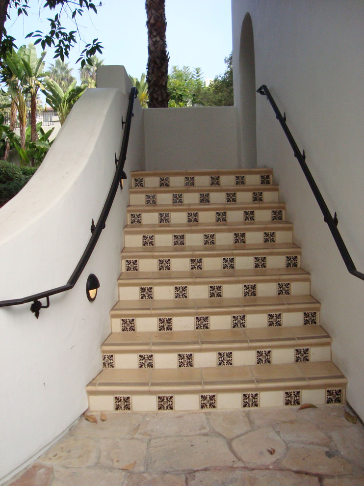 Bild på en funkis trappa, med klinker och sättsteg i kakel