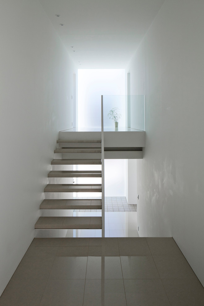 Cette photo montre un grand escalier moderne.