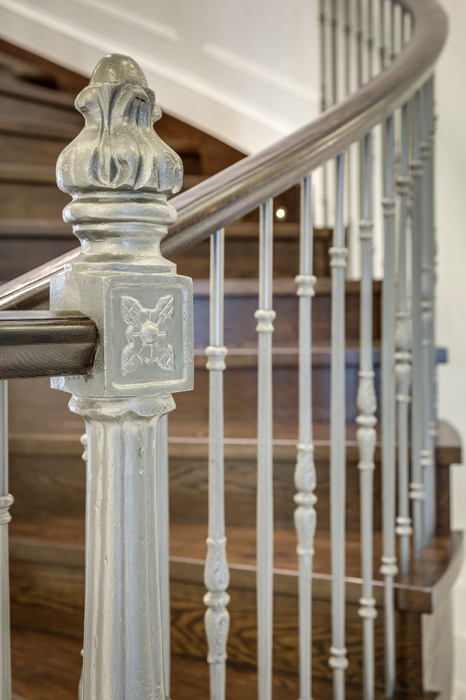 Cette photo montre un grand escalier courbe moderne avec des marches en bois et des contremarches en bois.
