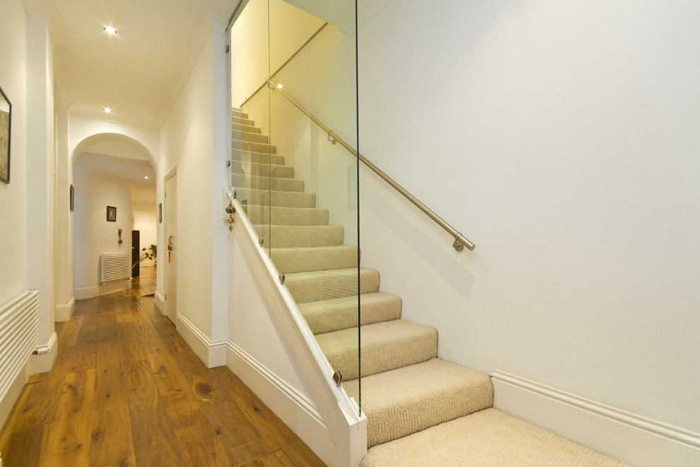 Moderne Treppe mit Teppich-Treppenstufen und Teppich-Setzstufen in London