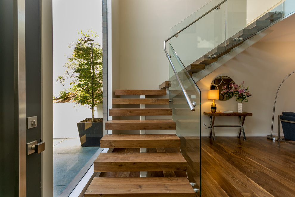 Idées déco pour un escalier sans contremarche moderne avec des marches en bois et éclairage.