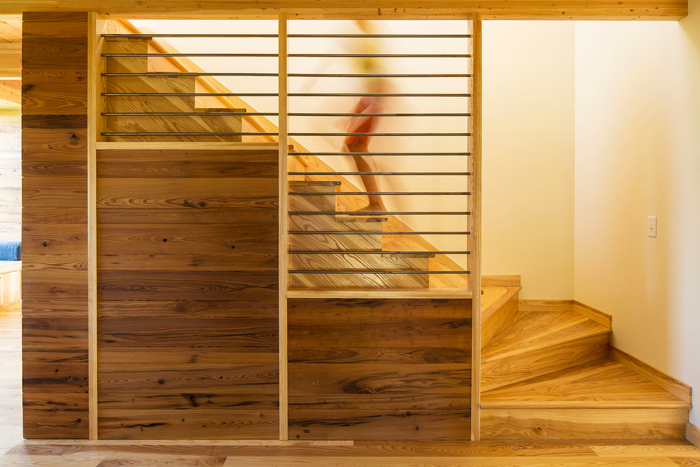 Foto di una scala design con pedata in legno e alzata in legno