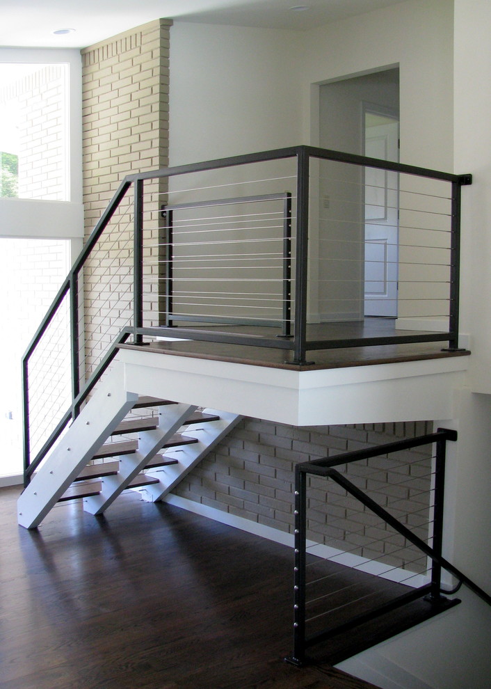 Modelo de escalera en L moderna pequeña sin contrahuella con escalones de madera y barandilla de metal
