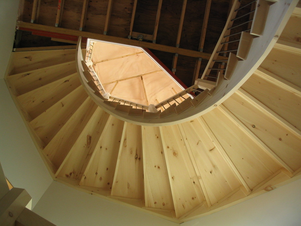 Idee per un'ampia scala curva rustica con pedata in legno e alzata in legno
