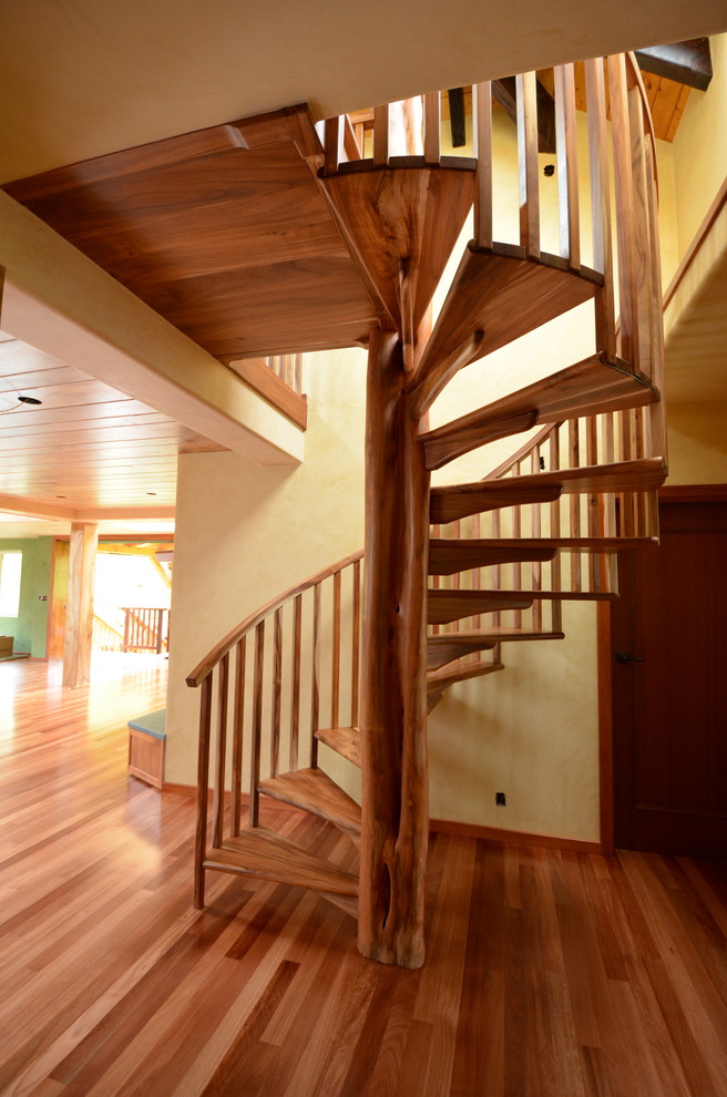 Источник вдохновения для домашнего уюта: большая винтовая лестница в современном стиле с деревянными ступенями без подступенок