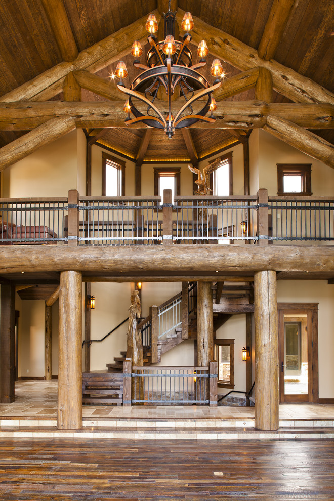 Cette image montre un escalier sans contremarche chalet avec des marches en bois.