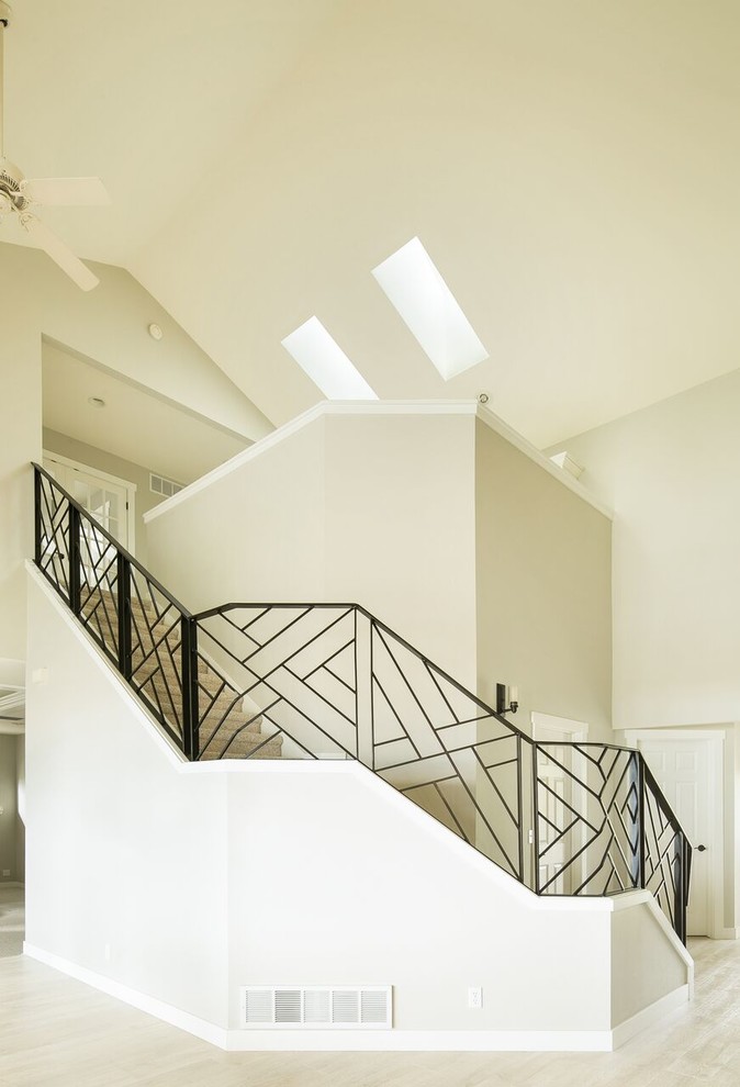 Стильный дизайн: изогнутая лестница среднего размера в стиле рустика с ступенями с ковровым покрытием, ковровыми подступенками и металлическими перилами - последний тренд